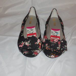Me Too Floral Open Toes Flats Size M080 NWT